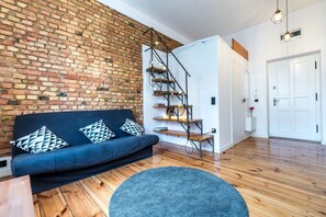 Business Quadruple Room | Living area - Klimatyczny Loft w Centrum (Poznan)