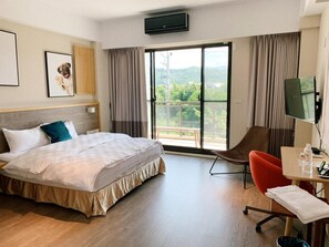 Escritorio, cortinas blackout, wifi gratis y ropa de cama 