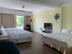 Escritorio, cortinas blackout, wifi gratis y ropa de cama 