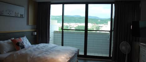 Escritorio, cortinas blackout, wifi gratis y ropa de cama