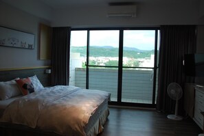 Escritorio, cortinas blackout, wifi gratis y ropa de cama 