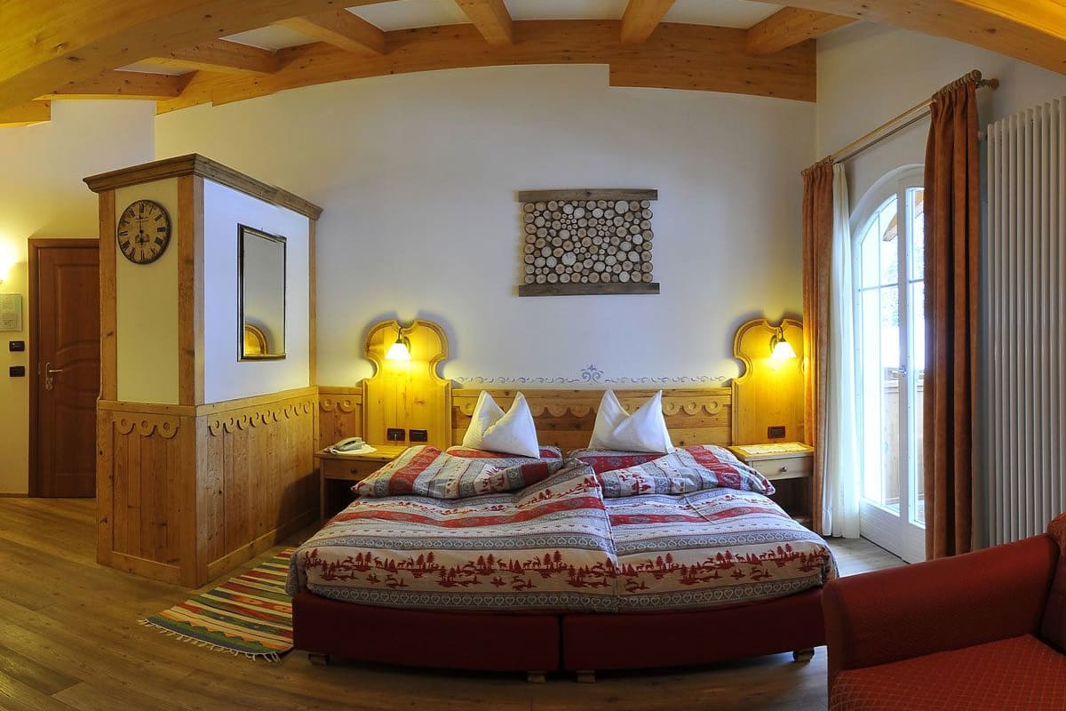 Standard Double or Twin Room, Balcony | Peti besi dalam bilik, meja, kalis bunyi, katil bayi/kot (surcaj)