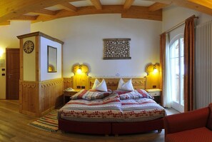 Dobbelt- eller tomannsrom – standard, balkong | Safe på rommet, skrivebord, lydisolert og barnesenger