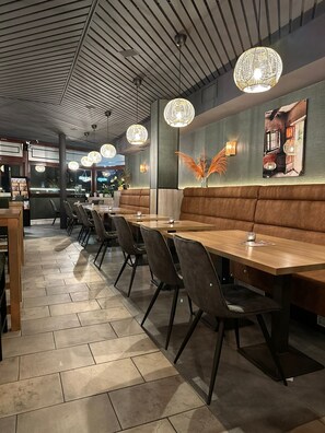 Déjeuner, dîner et souper servis sur place