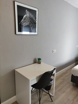 Bureau, espace de travail pour ordinateurs portables