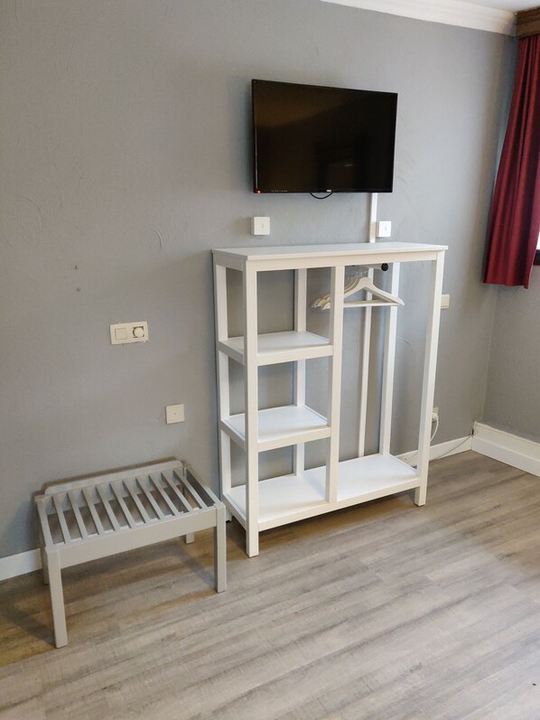 โต๊ะทำงาน, พื้นที่ทำงานแบบใช้แล็ปท็อป, ผ้าม่านกันแสง, เตารีด/โต๊ะรีดผ้า