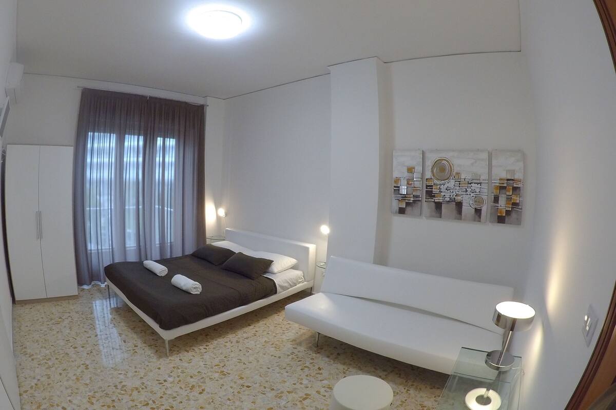 Standard Double Room, Shared Bathroom | Premium bedding, desk, WiFi (free), bed sheets
