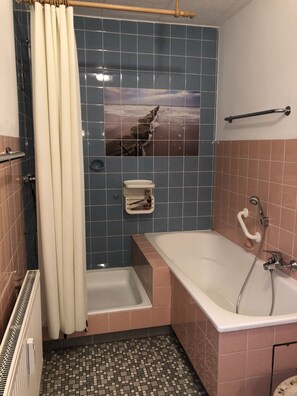 Apartment GL6 (Reinigungsgebühr EUR 80) | Badezimmer | Handtücher, Seife, Toilettenpapier