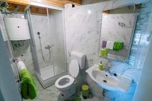 Departamento, 2 habitaciones | Baño | Regadera, secadora de cabello, batas, pantuflas 