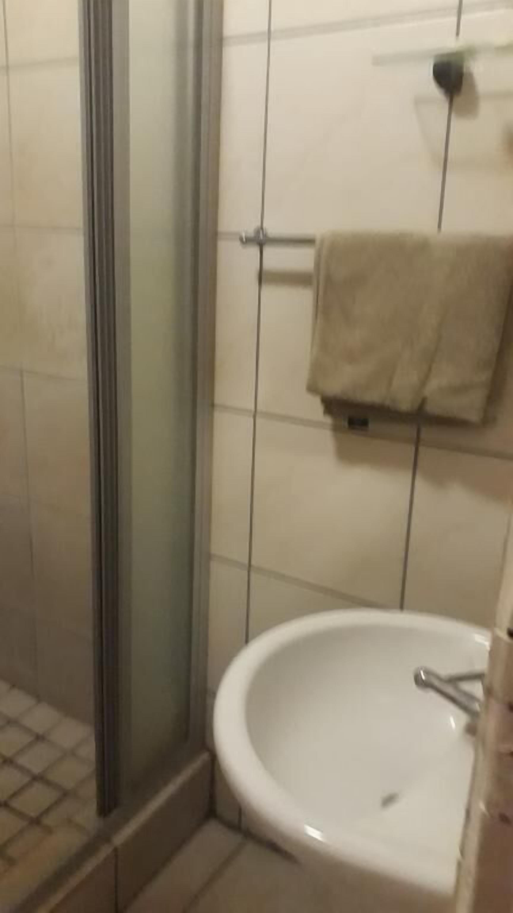 Phòng cơ bản | Phòng tắm | Buồng tắm vòi sen, khăn tắm, giấy vệ sinh 