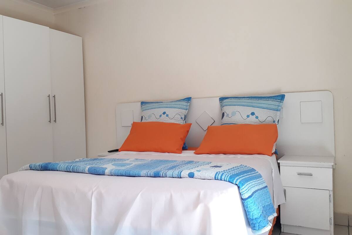Habitación básica | Tabla de planchar con plancha y ropa de cama 