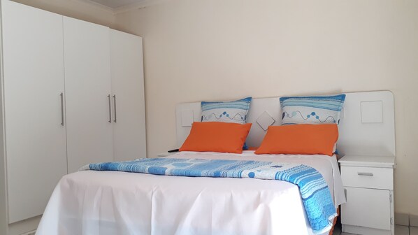 Eenvoudige kamer | Een strijkplank/strijkijzer, beddengoed