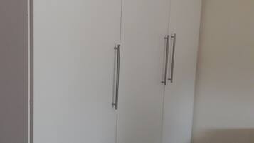 غرفة بتجهيزات أساسية | وسيلة راحة في الغرفة