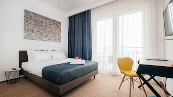 Deluxe Studio | Hypo-allergenic bedding, desk, iron/ironing board, bed sheets