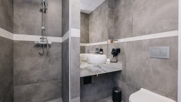 Shower, rainfall showerhead, free toiletries, hair dryer