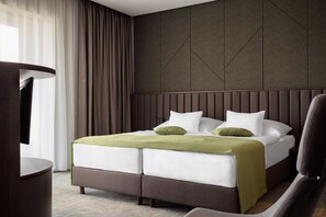 Minibar, caja fuerte, escritorio y cortinas opacas