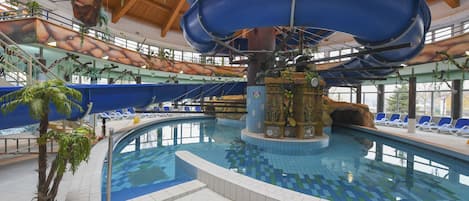 5 piscines couvertes, piscine extérieure (ouverte en saison)