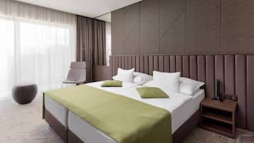 Minibar, brankas, meja kerja, dan tirai kedap cahaya