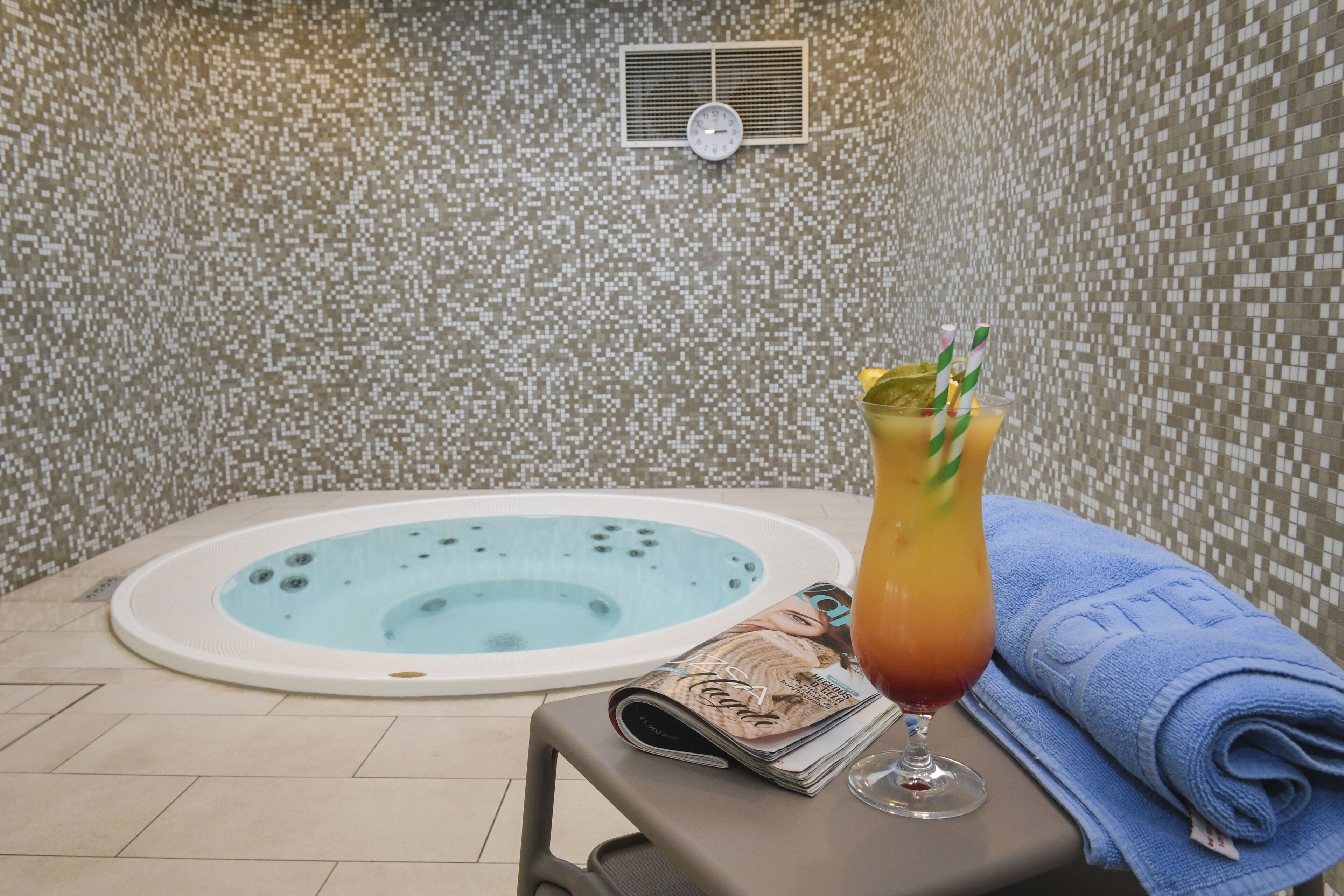 Bathtub spa indoor