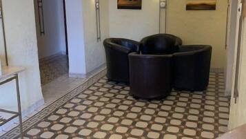 Coin salon dans le hall