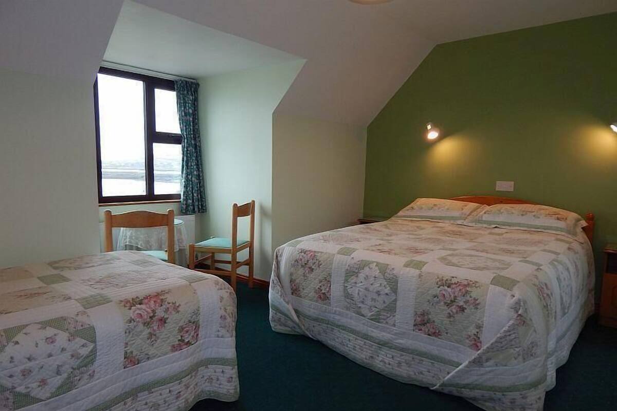 Triple Room | WiFi (free), individually decorated, individually furnished, bed sheets