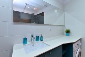 House, Courtyard View (S'Harzala Bleu) | Bathroom - S'harzala Bleu (Bergheim)