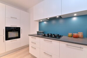 Maison, vue cour intérieure (S'Harzala Bleu) | Cuisine privée | Chaise haute