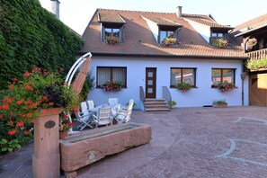 Maison, vue cour intérieure (S'Harzala Bleu) | Extérieur