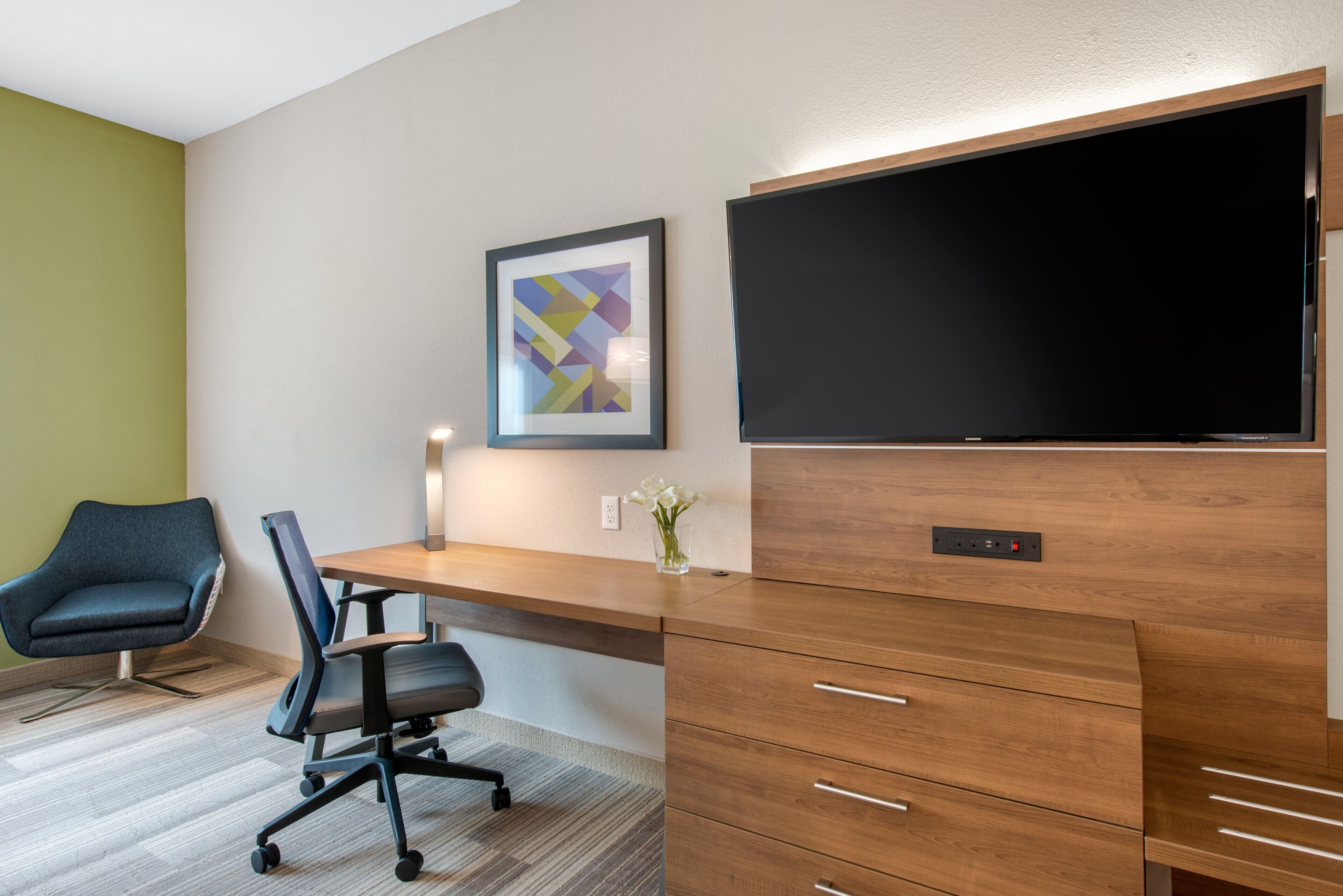 premium bedding, pillow-top beds, in-room safe, laptop workspace