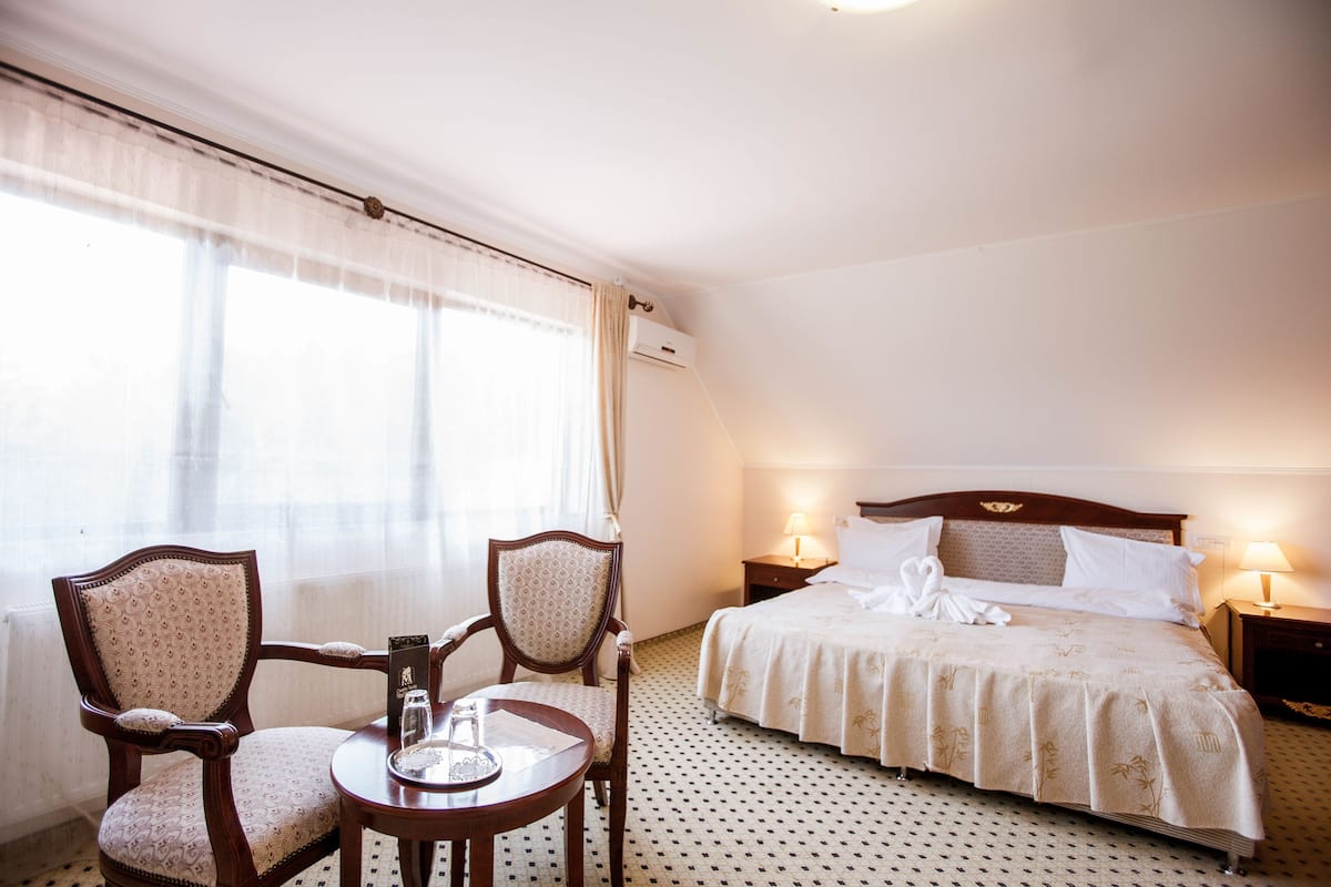 Minibar, in-room safe, desk, free WiFi