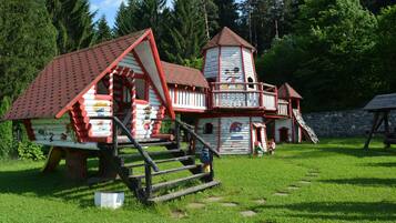 Children’s play area – outdoor