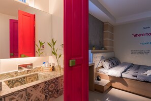 Standard Double Room | In-room safe, free WiFi, bed sheets - Small Shells Hotel Phuket (Patong)