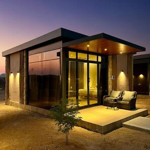 Habitació superior | Mobiliari individual, cortines opaques i roba de llit 