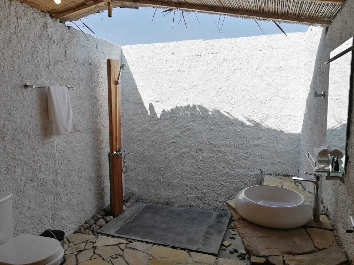 standard double or twin room | bathroom | free toiletries, towels, soap, shampoo