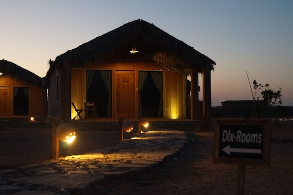 Deluxe Double or Twin Room | Blackout curtains, bed sheets