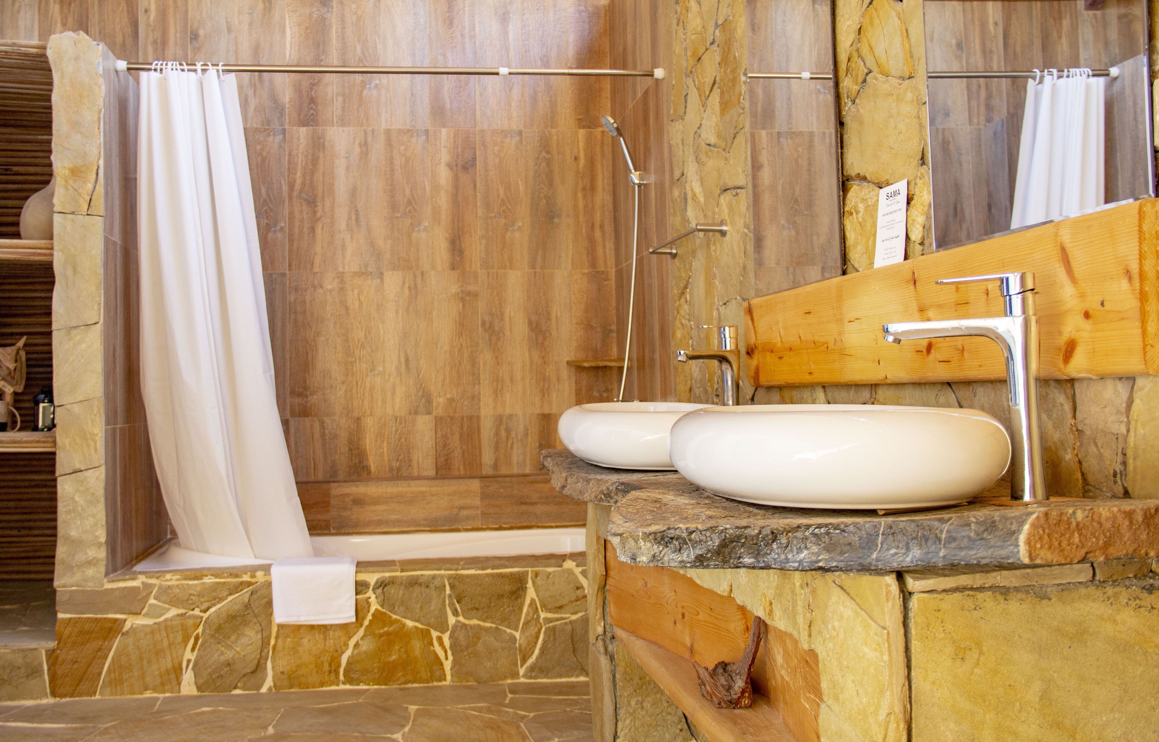 deluxe double or twin room | bathroom | free toiletries, towels, soap, shampoo