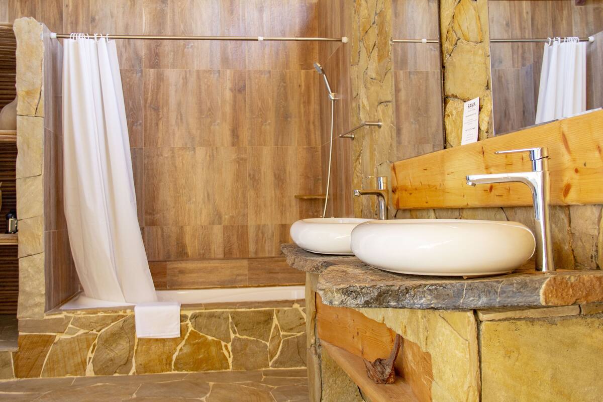 deluxe double or twin room | bathroom | free toiletries, towels, soap, shampoo
