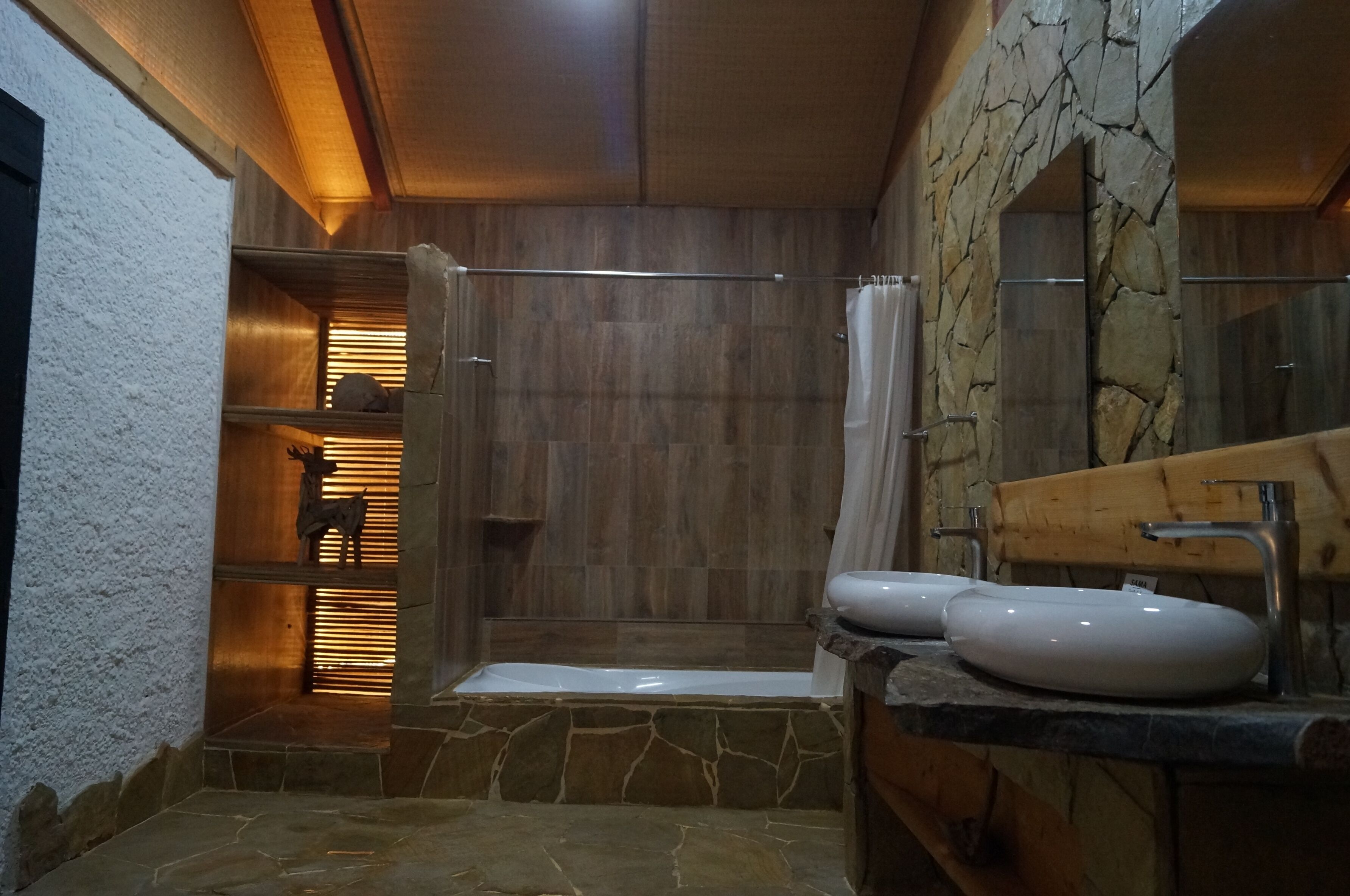 deluxe double or twin room | bathroom | free toiletries, towels, soap, shampoo