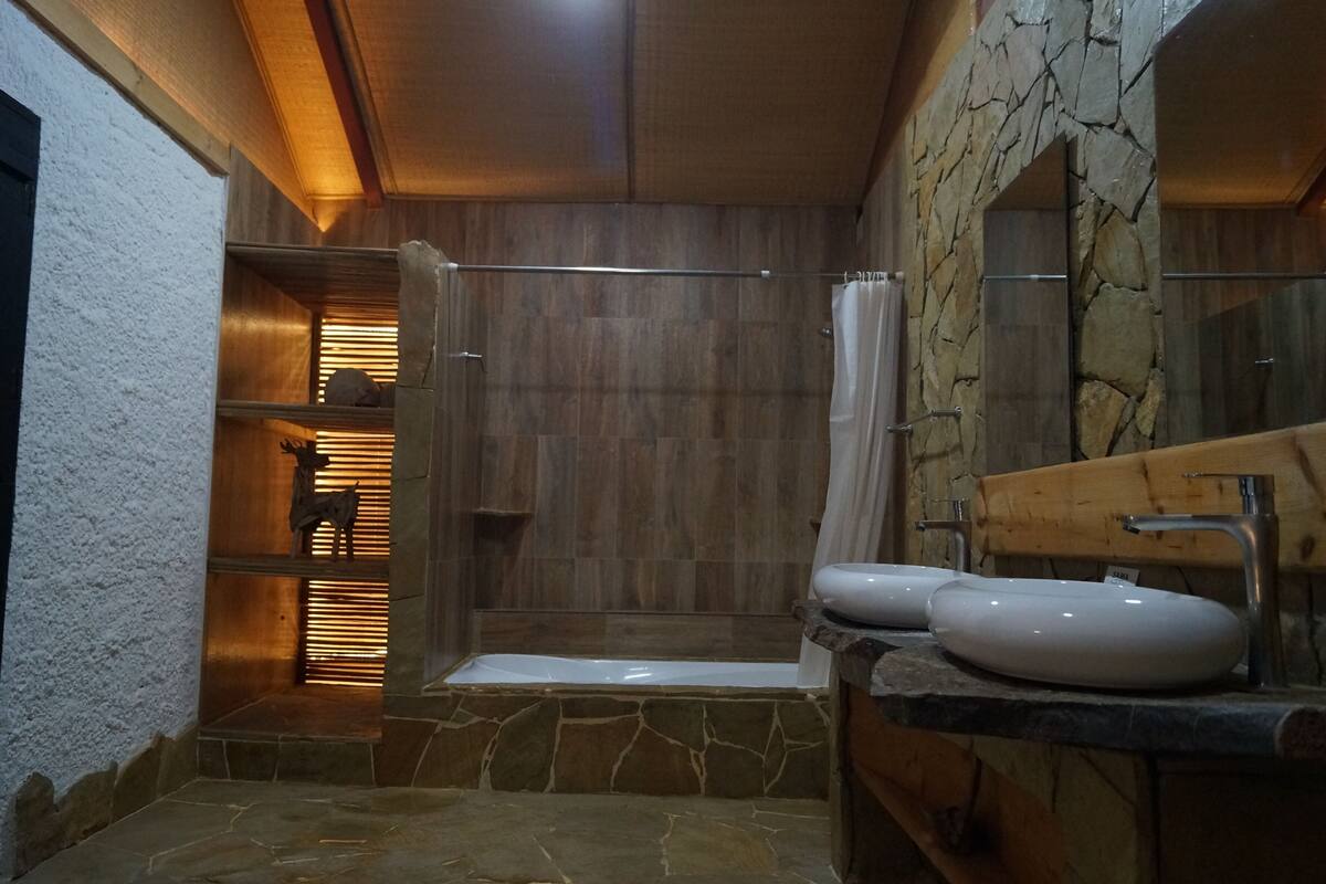 deluxe double or twin room | bathroom | free toiletries, towels, soap, shampoo