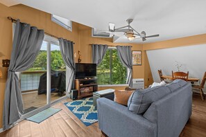 Smart TV, DVD player, books, video library - A-frame Lakefront Cabin near Spring River (Hardy)