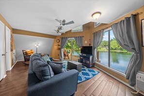 Smart TV, DVD player, books, video library - A-frame Lakefront Cabin near Spring River (Hardy)