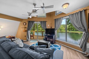 Smart TV, DVD player, books, video library - A-frame Lakefront Cabin near Spring River (Hardy)