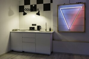 Comfort Apartment | Private kitchenette | Stovetop, electric kettle, cookware/dishes/utensils