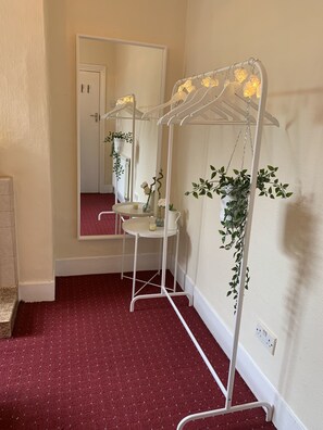 Single Room, Shared Bathroom | Room amenity - London Walthamstow Home (London)