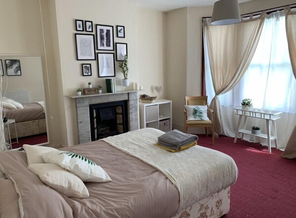 King Room Shared Bathroom (1) | Iron/ironing board, free WiFi, bed sheets - London Walthamstow Home (London)