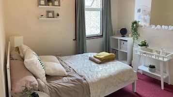 King Room Shared Bathroom (2) | 1 bedroom, iron/ironing board, free WiFi, bed sheets