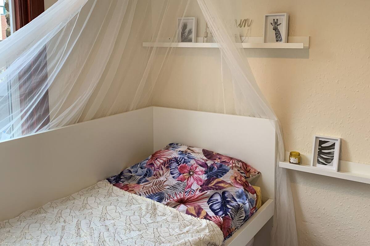 Iron/ironing board, free WiFi, bed sheets
