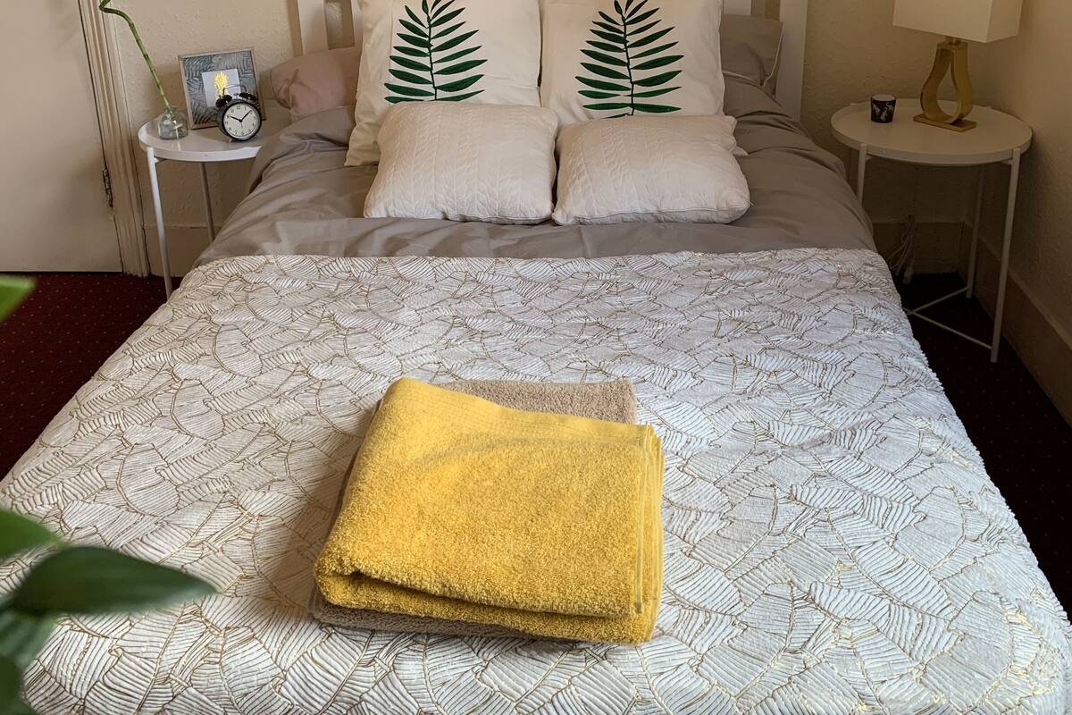 Iron/ironing board, free WiFi, bed sheets