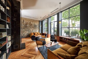 Coin salon dans le hall