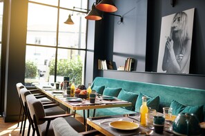 Petit déjeuner buffet (15 EUR par personne)